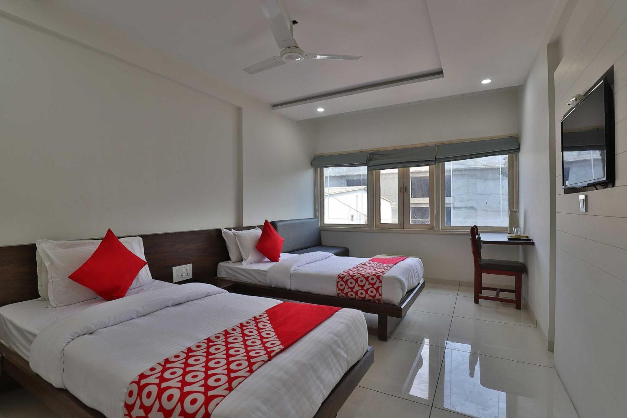 Collection O Panchsheel Hotel Vadodara Exterior photo